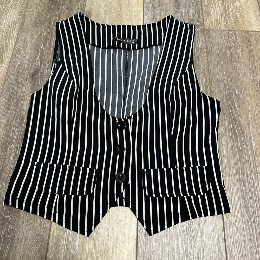 💝 cute and classic black with white stripes VEST excellent condition.